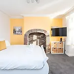 Modern Minimalist 3-bed Duplex In - Pass The Keys يورك