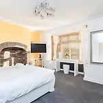 Апартаменты Modern Minimalist 3-bed Duplex In - Pass The Keys *
