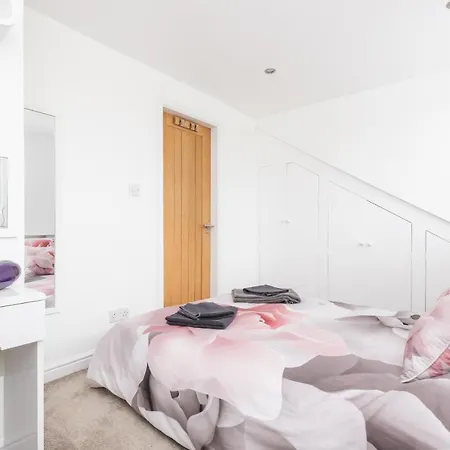 Modern Minimalist Duplex I Pass The Keys Апартаменты Йорк