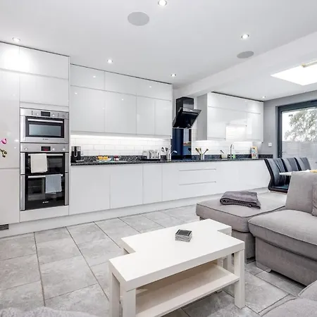 Апартаменты Modern Minimalist Duplex I Pass The Keys Йорк