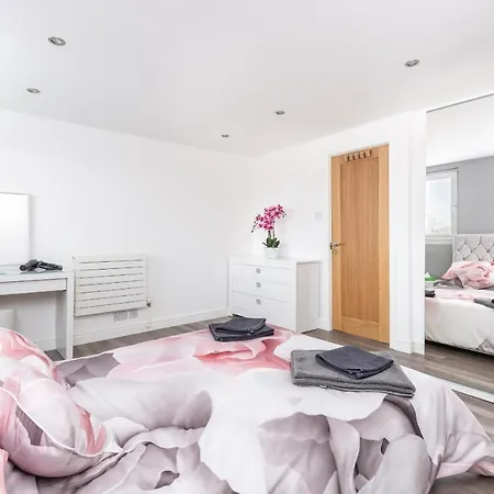 Modern Minimalist Duplex I Pass The Keys Апартаменты *