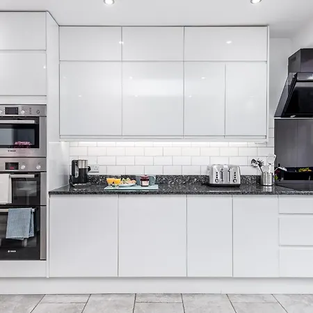 Modern Minimalist Duplex I Pass The Keys Апартаменты