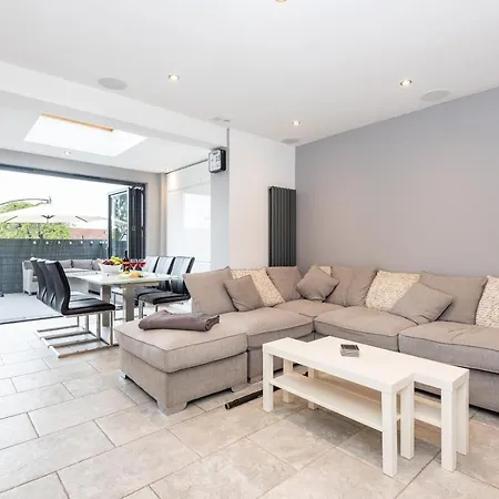 Апартаменты Modern Minimalist Duplex I Pass The Keys Йорк