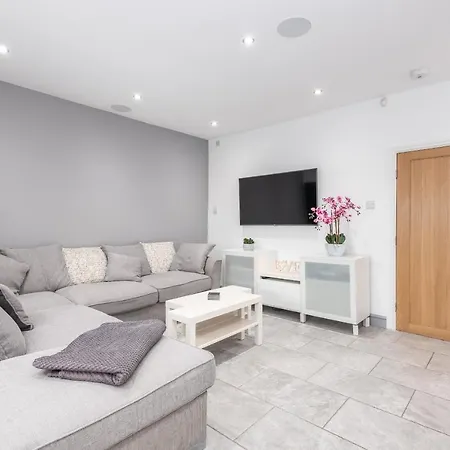 Modern Minimalist Duplex I Pass The Keys Апартаменты Йорк