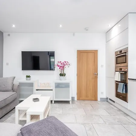 Апартаменты Modern Minimalist Duplex I Pass The Keys *
