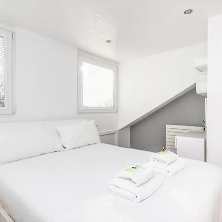 Modern Minimalist 3-bed Duplex In - Pass The Keys يورك