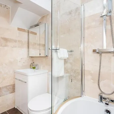 Modern Minimalist 3-bed Duplex In - Pass The Keys Lägenhet