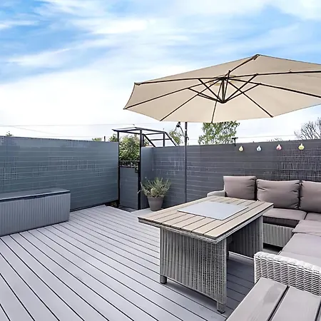 Modern Minimalist 3-bed Duplex In - Pass The Keys York