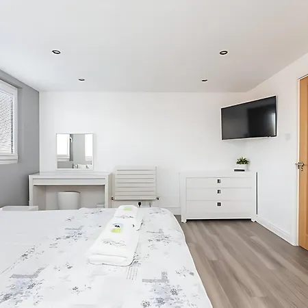 Modern Minimalist 3-bed Duplex In - Pass The Keys * يورك