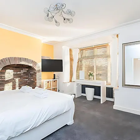 Modern Minimalist 3-bed Duplex In - Pass The Keys Lägenhet York