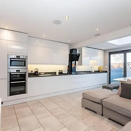 Modern Minimalist 3-bed Duplex In - Pass The Keys