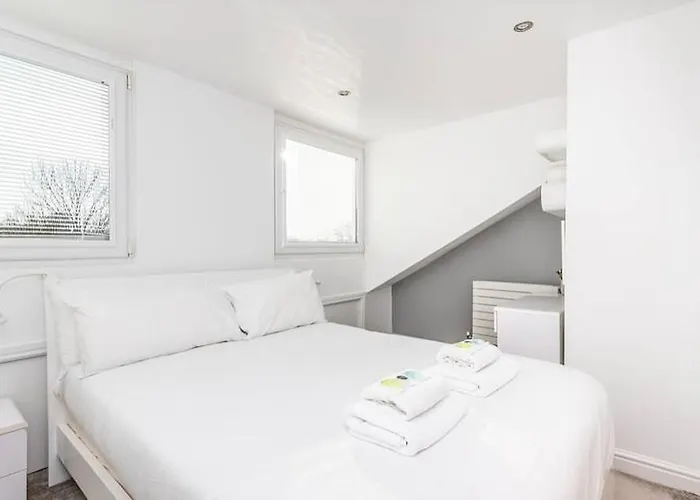 Modern Minimalist 3-bed Duplex In - Pass The Keys York