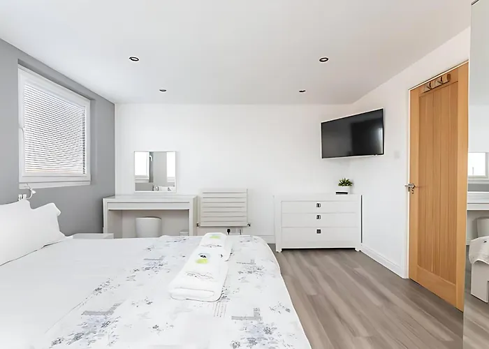 Modern Minimalist 3-bed Duplex In - Pass The Keys * York