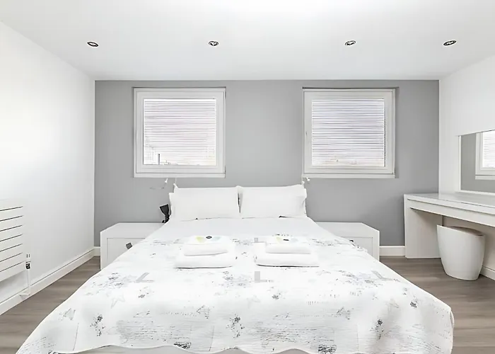 Modern Minimalist 3-bed Duplex In - Pass The Keys