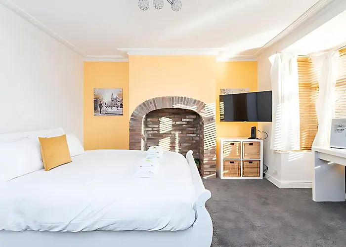 Modern Minimalist 3-bed Duplex In - Pass The Keys * York