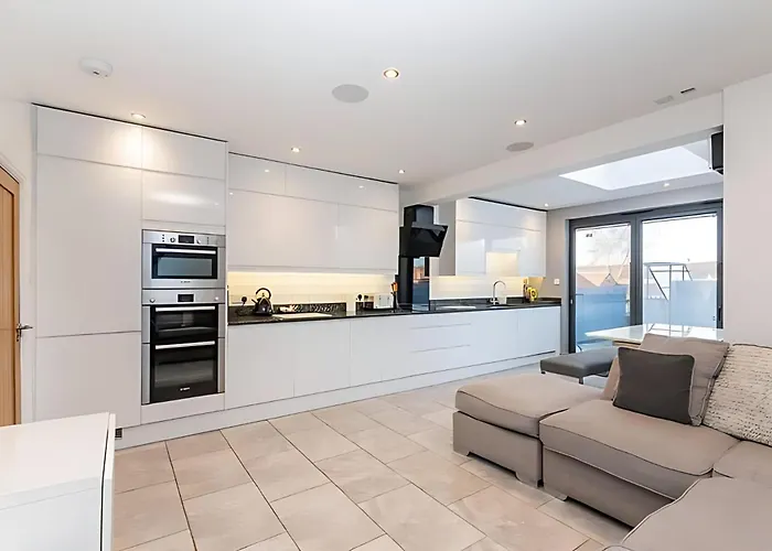 Modern Minimalist 3-bed Duplex In - Pass The Keys