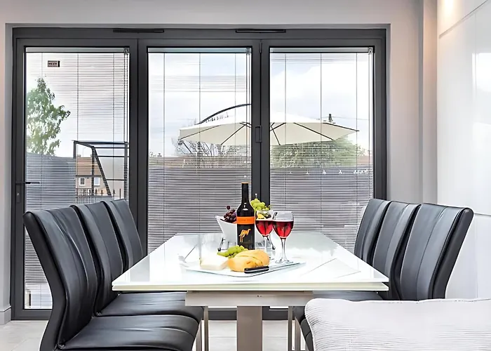 Modern Minimalist 3-bed Duplex In - Pass The Keys