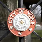 Modern Minimalist 3-bed Duplex In - Pass The Keys Apartment York