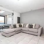 Modern Minimalist 3-bed Duplex In - Pass The Keys Apartment York