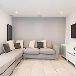 Modern Minimalist 3-bed Duplex In - Pass The Keys *
