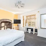 Modern Minimalist 3-bed Duplex In - Pass The Keys Apartment York