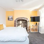 Modern Minimalist 3-bed Duplex In - Pass The Keys * York