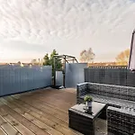 Modern Minimalist 3-bed Duplex In - Pass The Keys Apartment *