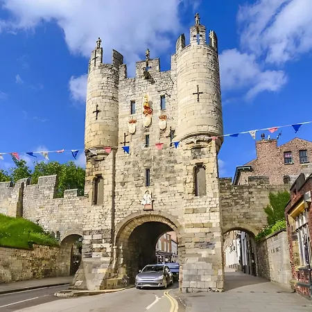 Modern Minimalist 3-bed Duplex In - Pass The Keys Apartman *