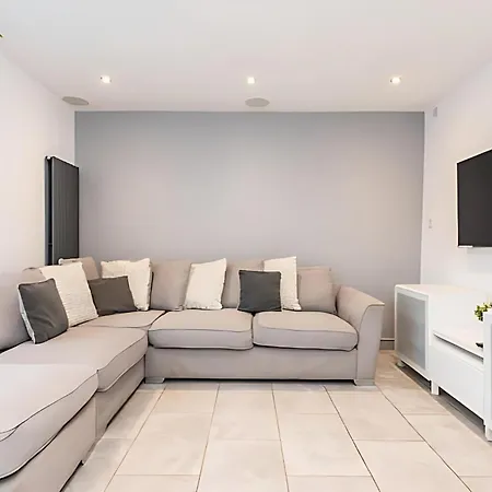 Modern Minimalist 3-bed Duplex In - Pass The Keys *