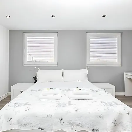 Modern Minimalist 3-bed Duplex In - Pass The Keys