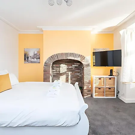 Modern Minimalist 3-bed Duplex In - Pass The Keys * York