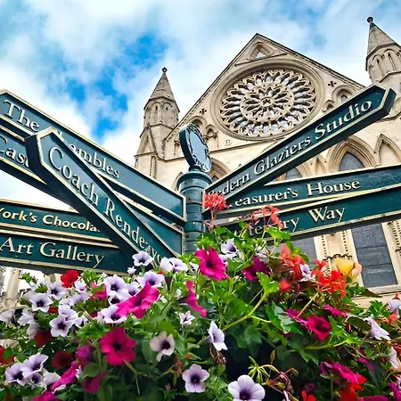 Modern Minimalist 3-bed Duplex In - Pass The Keys * Йорк